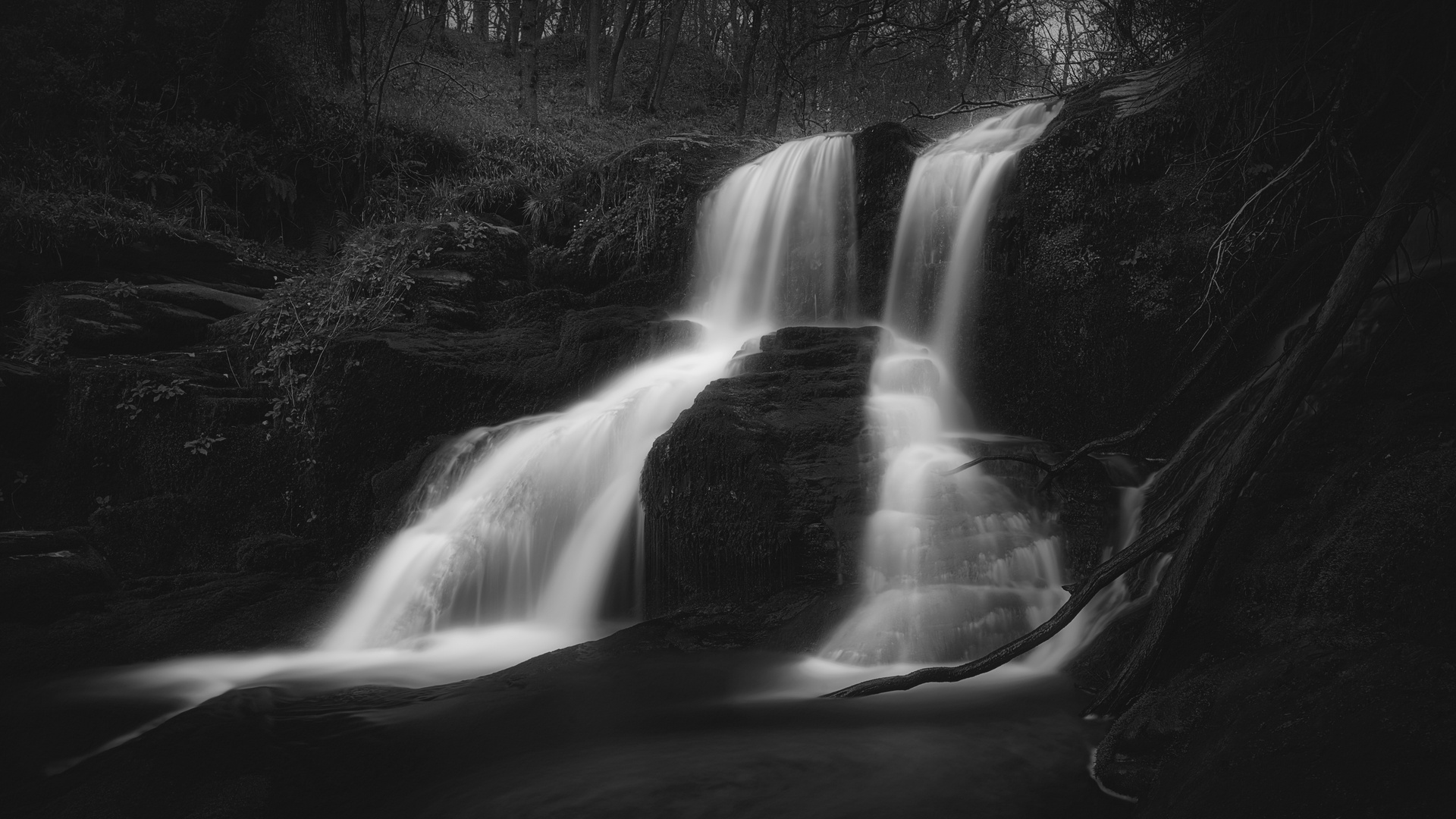 Display image: Black Spout waterfall, Pitlochry